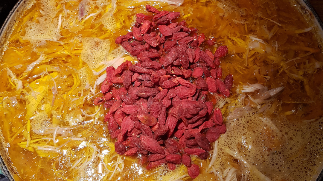 Varmende hønsesuppe med gojibær og røde dadler